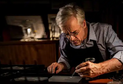 雅克德罗手表表蒙有划痕如何处理（手表表蒙划痕维修方法总汇）