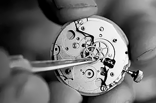 雅克德罗机械表走时误差大怎么办？（原因分析与解决方法）